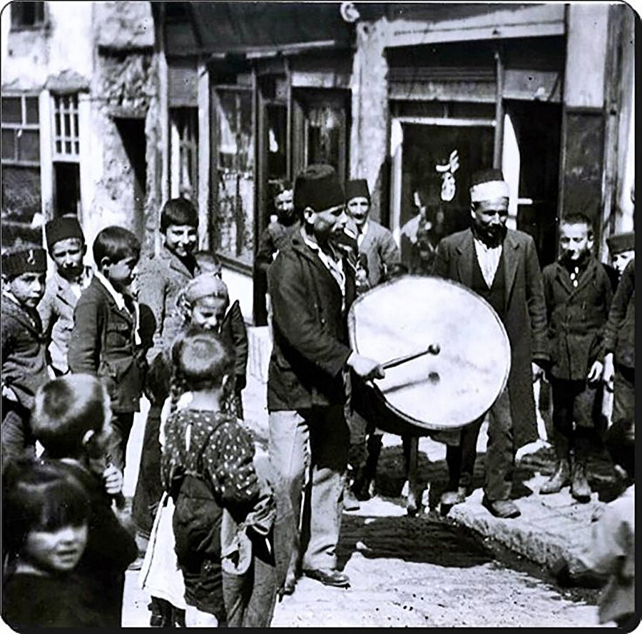 "Büyükler bizi omuzlarında gezdirirdi."diyen Ayazoğlu, çeşitli liselerde Türkçe ve edebiyat öğretmenliği yaptı. TRT’de uzman olarak çalıştı.