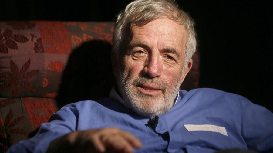 Tiyatro oyuncusu ve yazar olan Ulvi Alacakaptan, ilk olarak Talihli Amele filminde oynamıştır.