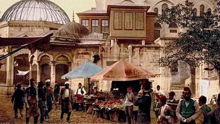 "Ramazan denilince aklıma gönülden arkadaşlıklar geliyor."diyen Uçakan, kimi filmleri de oruçlu çektiğini söylüyor.