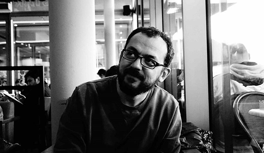 Güray Süngü, 1976, Kadırga, İstanbul doğumlu öykü ve roman yazarıdır ve ilk romanı "Dördüncü Tekil Şahıs" 2006 yılında yayınlanmıştır..