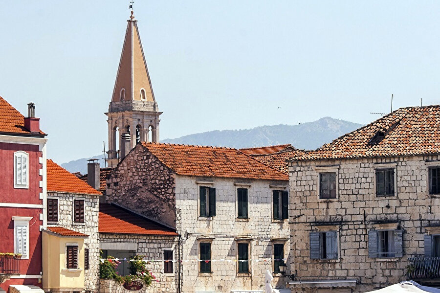 Hırvatistan 'ın 1991'de Yugoslavya'dan ayrılışı sırasında çıkan iç savaşta, Sırp saldırıları nedeniyle şehirdeki tarihi eserler önemli ölçüde zarar gördü.