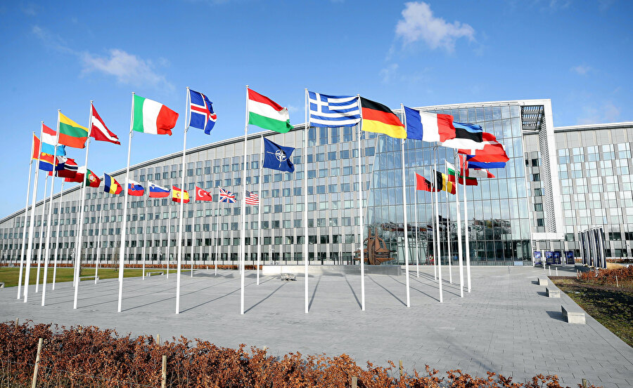 NATO üyesi ülkelerin bayrakları böyle görüntülenmişti.