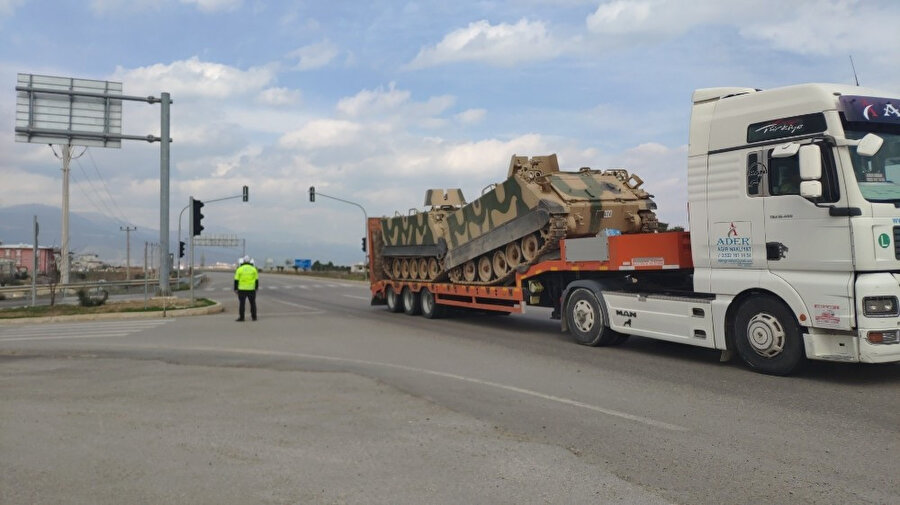 Sınıra giden askeri araçlar