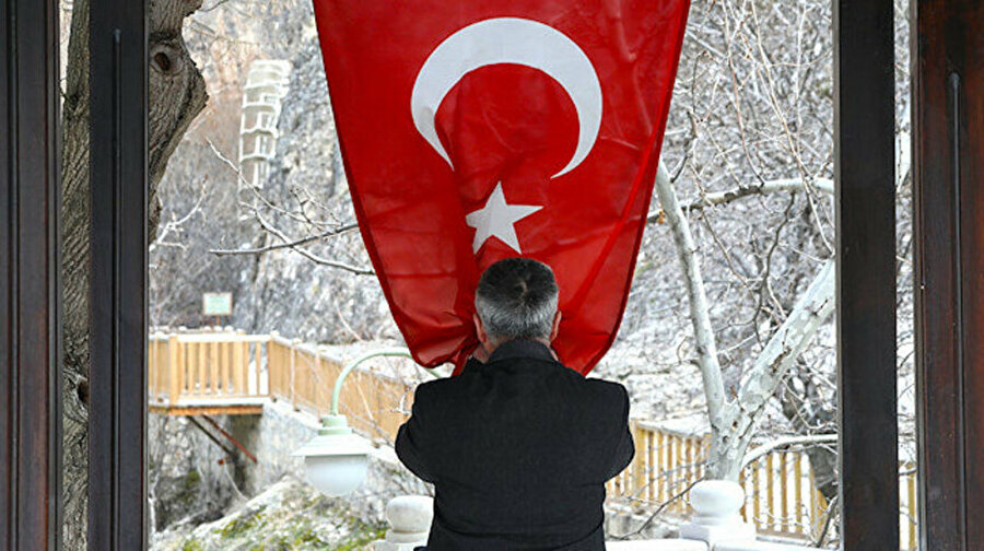 İdlib'deki saldırının ardından her yere Türk bayrağı asıldı