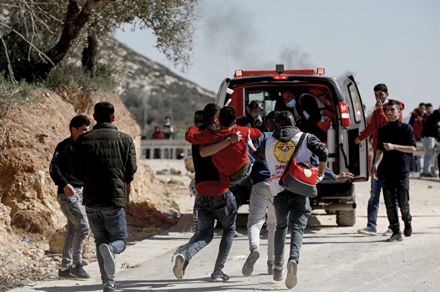 İsrail askerleri, 16 yaşındaki bir çocuğu gerçek mermiyle vurdu.