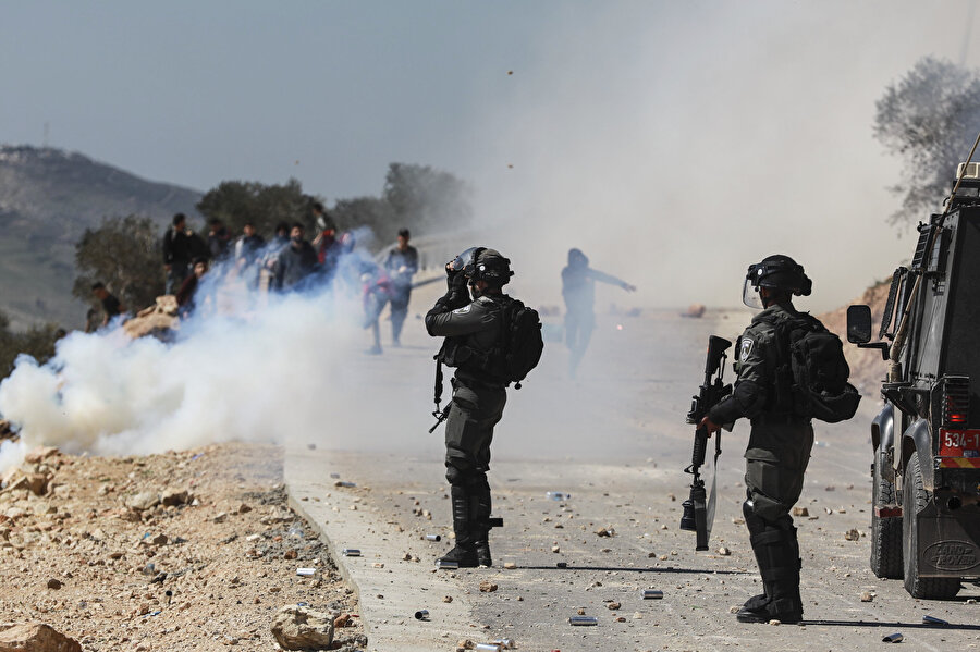 İsrail askerlerinin protestoculara müdahalesinde çok sayıda kişi göz yaşartıcı gazdan etkilendi.