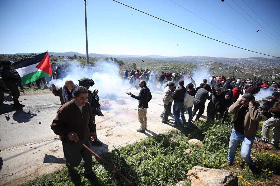 İsrail askerleri, yasa dışı Yahudi yerleşim birimlerini protesto eden Filistinlilere sert müdahalede bulundu.