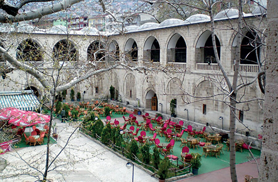 Pirinç Han, tarihi bir yolculuğa çıkarıyor meraklısını.