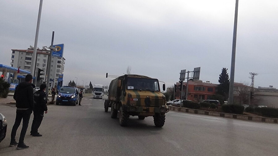 Kilis’ten İdlib'e askeri araçlar sevk edilirken