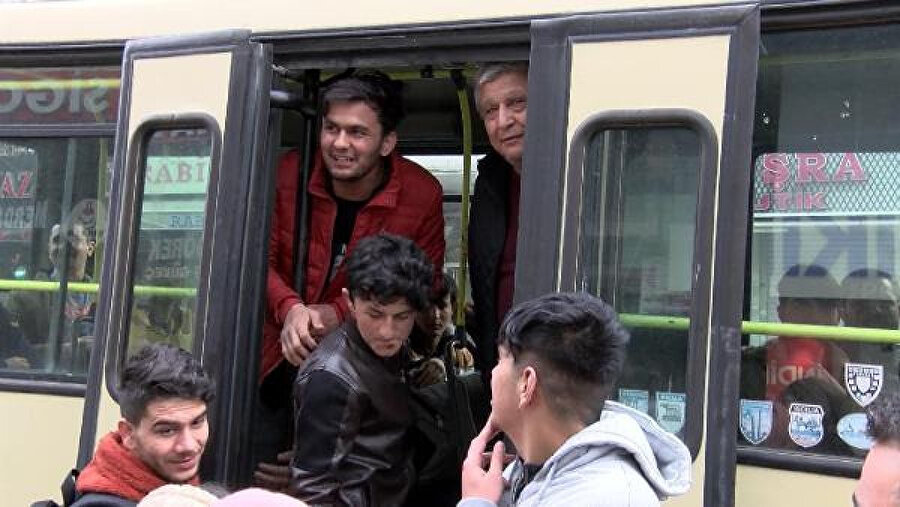 Minibüsle sınır kapılarına giden mülteciler