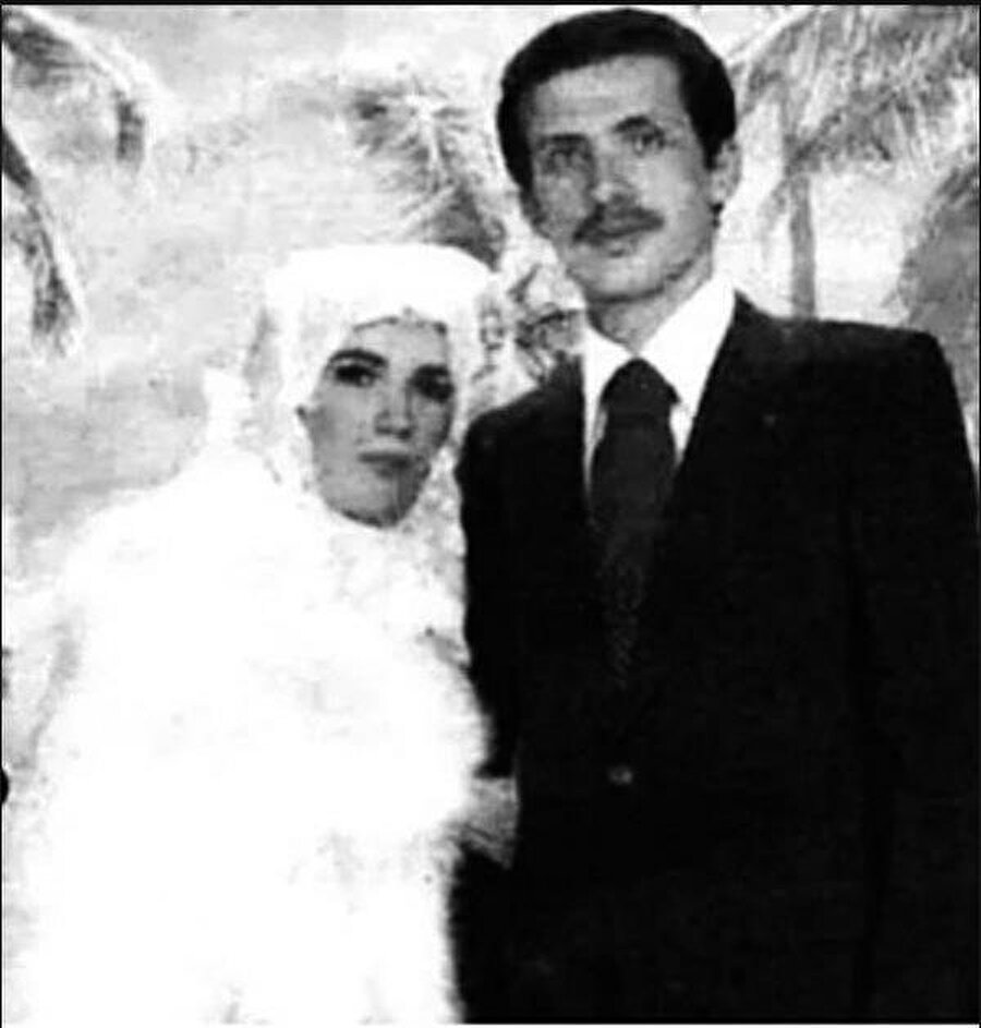 1976 yılında Millî Selamet Partisi (MSP) Beyoğlu Gençlik Kolu Başkanlığı’na ve aynı yıl MSP İstanbul Gençlik Kolları Başkanlığı’na seçildi. 1978 yılında Emine Erdoğan hanımefendi ile izdivaç yaptı.