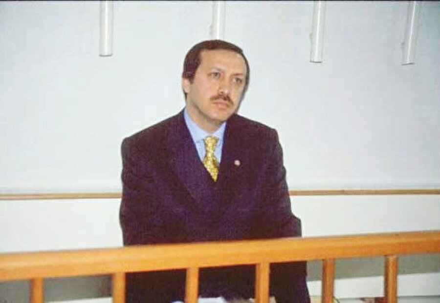 12 Aralık 1997’de Siirt’te halka hitaben yaptığı konuşma sırasında, şiir okuduğu için hapse mahkûm edildi ve İstanbul Büyükşehir Belediye Başkanlığı görevinden alındı. 26 Mart 1999’da cezanın infazı için Pınarhisar Cezaevi’ne girdi. Erdoğan’ı cezaevine yüz binler uğurladı.