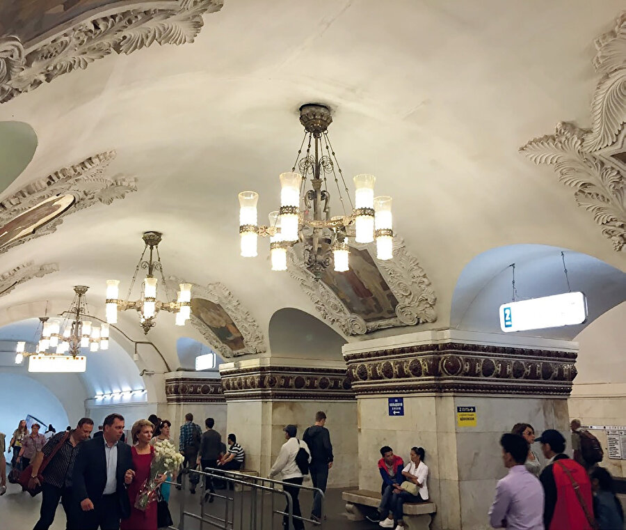 Moskova metrosu dünyanın en eski ve en büyük metro ağlarından biri.