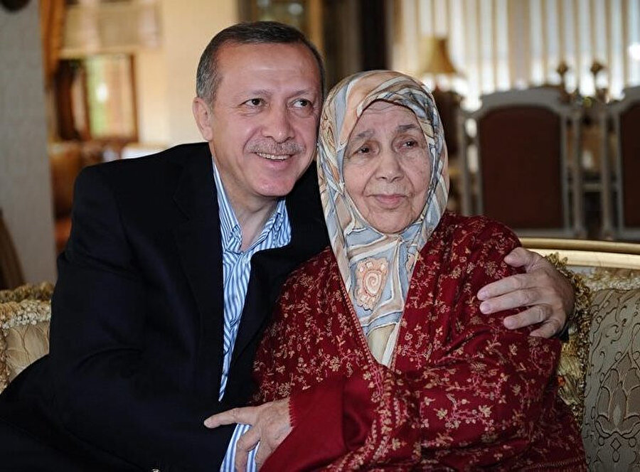 Ahmet Erdoğan, daha önce Tophane semtinde ikamet etmekteyken Tenzile hanımla evlendikten sonra Sinanpaşa’da bir eve taşınıyor ve yirmi iki yıl o evde oturuyor.
