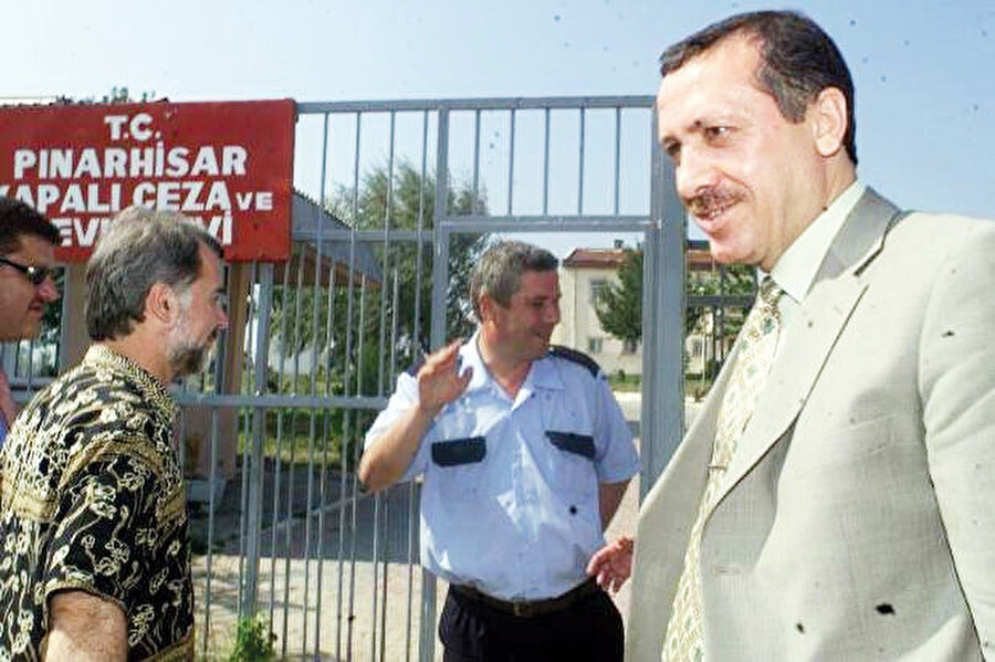 Erdoğan 26 Mart 1999’da girdiği Kırklareli-Pınarhisar cezaevinde yaklaşık 4 ay yattıktan sonra 24 Temmuz 1993’te çıkar.