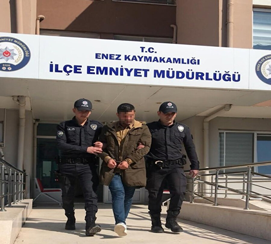 Kendisini insan kaçakçısı olarak tanıtan Özcan K'nın gözaltına alındığı anlar