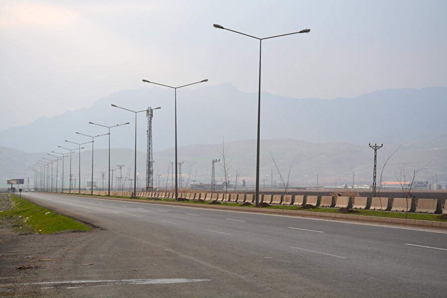 Sınırın kapatılmasının ardından boş kalan yol