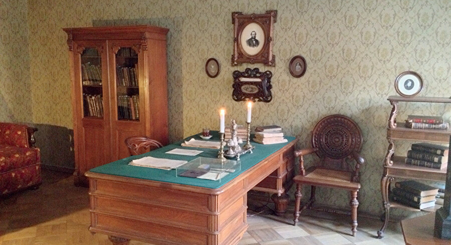 Dostoyevski’nin sabahlara kadar eserlerini yazdığı çalışma odası.