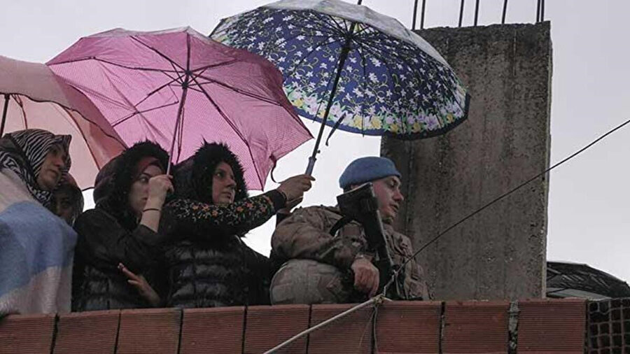 Şehit cenazesinde Mehmetçiğe şemsiye tutan Serap Abbasoğulları yaşananları anlattı
