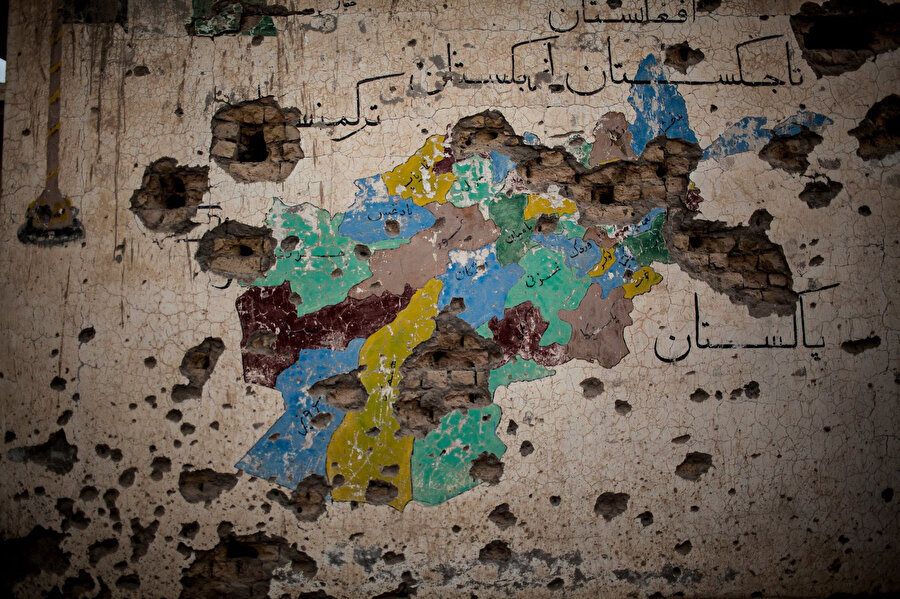 Afganistan'ın Kandahar eyaletinde bir okuldaki Afganistan haritası, yıllardır devam eden savaşın izlerini taşıyor.