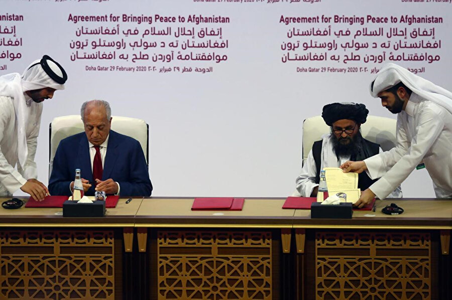 "Afganistan'a Barışı Getirme Anlaşması" adı verilen anlaşmaya, ABD adına ABD’nin Afganistan Özel Temsilcisi Zalmay Halilzad, Taliban adına Siyasi Ofis Başkanı Molla Abdulgani Berader imza attı.
