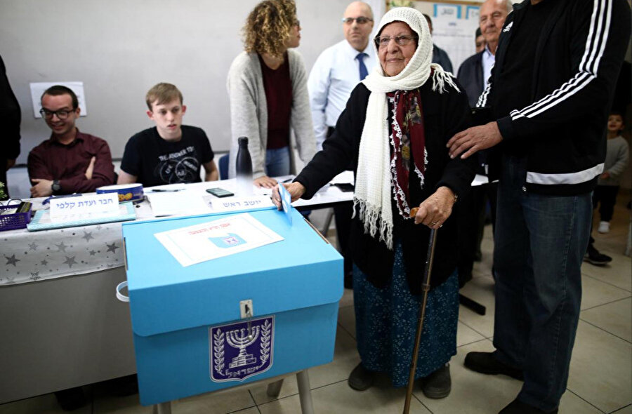 İsrail vatandaşı Arap bir seçmen oy kullanırken görülüyor.