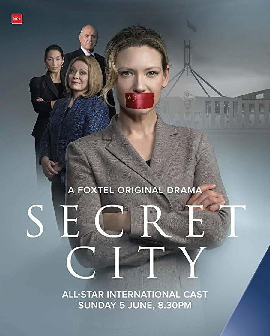 Secret City, Netflix’de yeni gösterime giren diziler arasında yer alan Avustralya yapımı Secret City, gizem ve suçla beslenen başarılı bir politik gerilim dizisi. Başrolünde Fringe dizisiyle dünya çapında üne kavuşan Anna Trov’un yer aldığı dizi, Çin ve Amerika arasında yükselen gerilimin ortasında kalan Avustralya’nın başkenti Caberra’da, siyasi gazeteci Harriet Dunkley’nin hayatı pahasına politik entrikalar ve komploları ortaya koyma mücadelesini konu ediniyor. Yazar Chris Uhlmann ve Steve Lewis’in The Marmalade Files ve The Mandarin Code romanlarından ekrana uyarlanan 6 bölümlük dizi, gerilimi kadar, tam bir satranç oyununa dönüşen oldukça zekice işlenmiş kurgusuyla da ilgiyi hak ediyor.