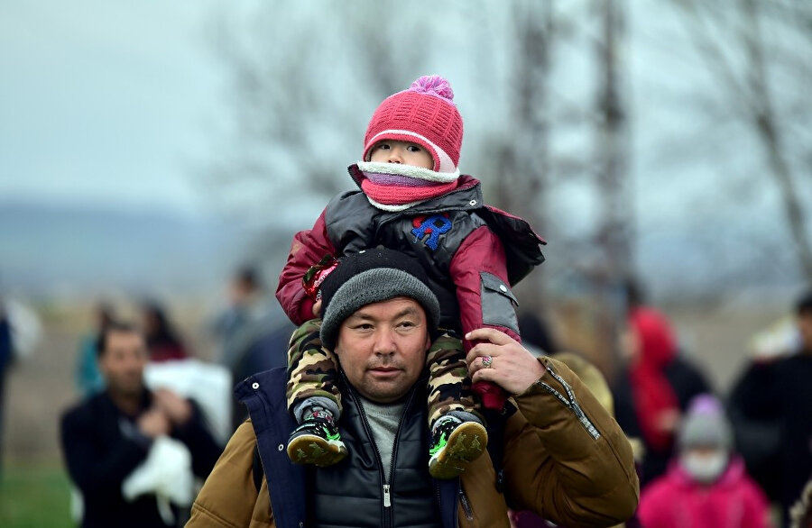 Avrupa'ya geçmek için sınırda bekleyen bir düzensiz göçmen