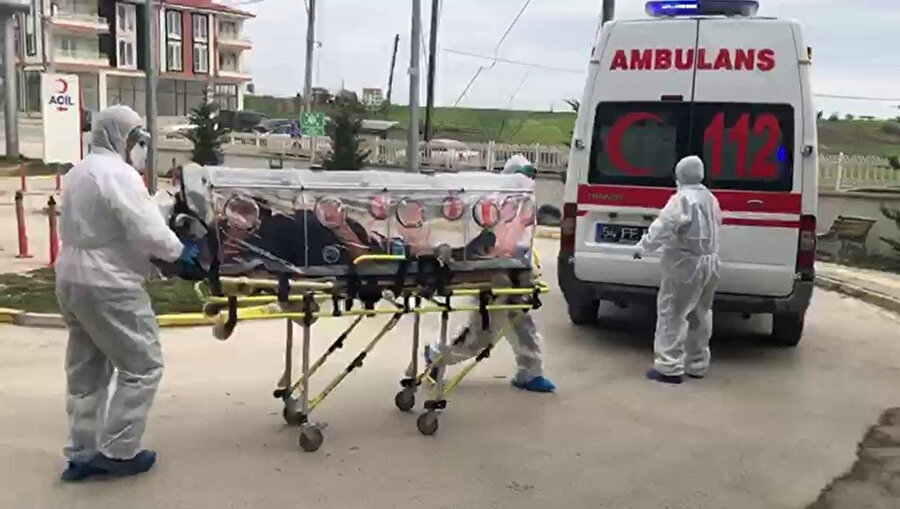 Umre dönüşü koronavirüs şüphesiyle negatif basınçlı sedyeyle sevki yapılan hasta