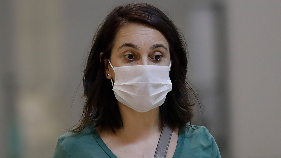 Virüslerden korunmak için maske takmış kadın- Arşiv