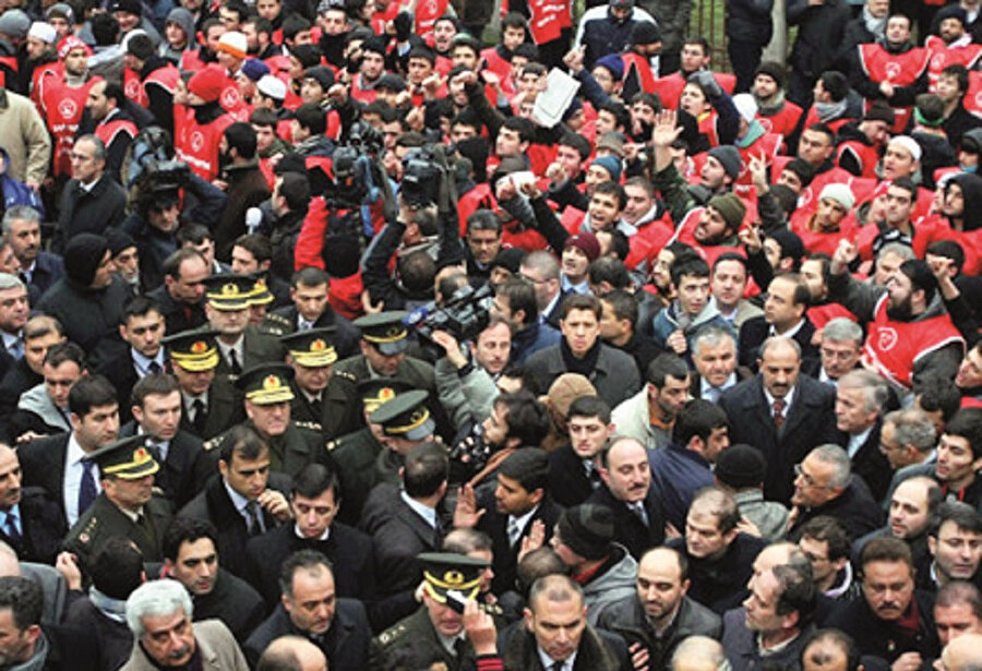 Hem darbeci askerler, hem de ‘bir kısım medya’, yaşarken her türlü düşmanlığı yaptıkları merhumun arkasından övgü dolu sözler sıraladı.