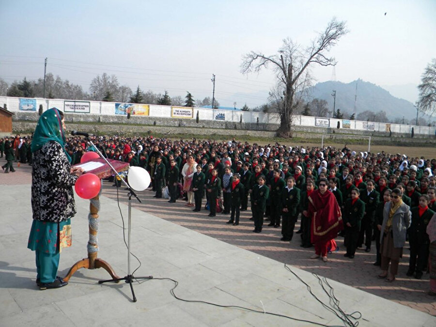 Keşmir'de okullar törenle yeniden kapılarını açtı.