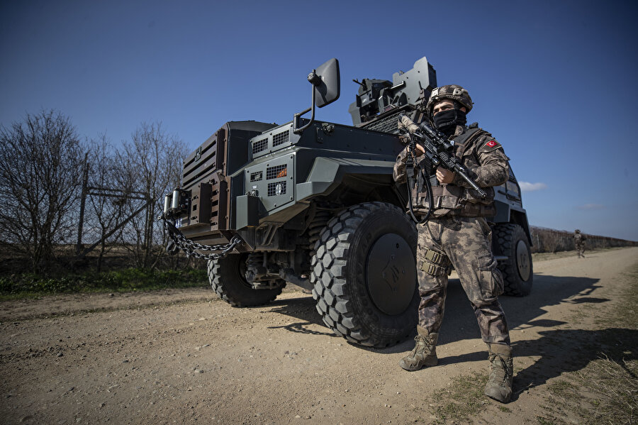Özel harekat polisleri Meriç Nehri'nde göreve başladı