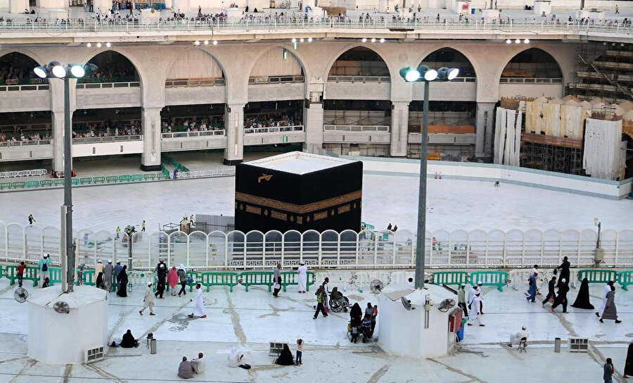 Mescid-i Haram'da Kabe'nin etrafındaki tavaf alanın dışında az sayıda Müslüman bulunması dikkat çekiyor.