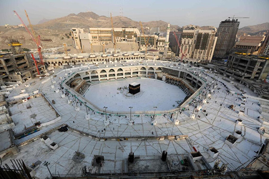 Suudi Arabistan, yeni tip koronavirüs (Kovid-19) nedeniyle Kabe'deki tavaf alanını kapattı.