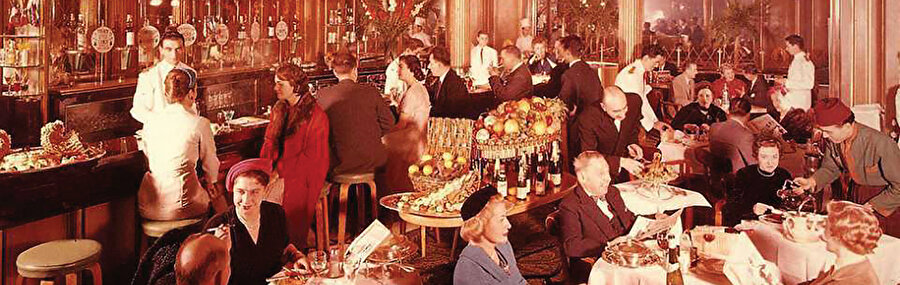 Necip Fazıl Kısakürek, Café de la Paix’te kahvesini yudumlayanlardan.