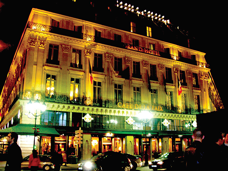 Bütün zamanlar için en ilgi çekici yerlerden biri Cafe de la Paix.