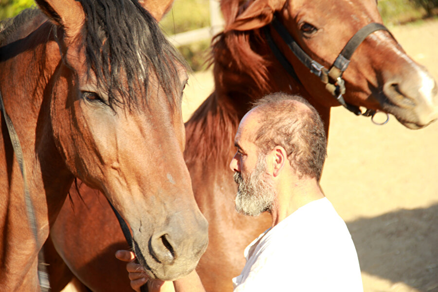 Mahir Başdoğan, diğer bütün değerli vasıflarını gölgede bırakacak kadar büyük bir at âşığı.