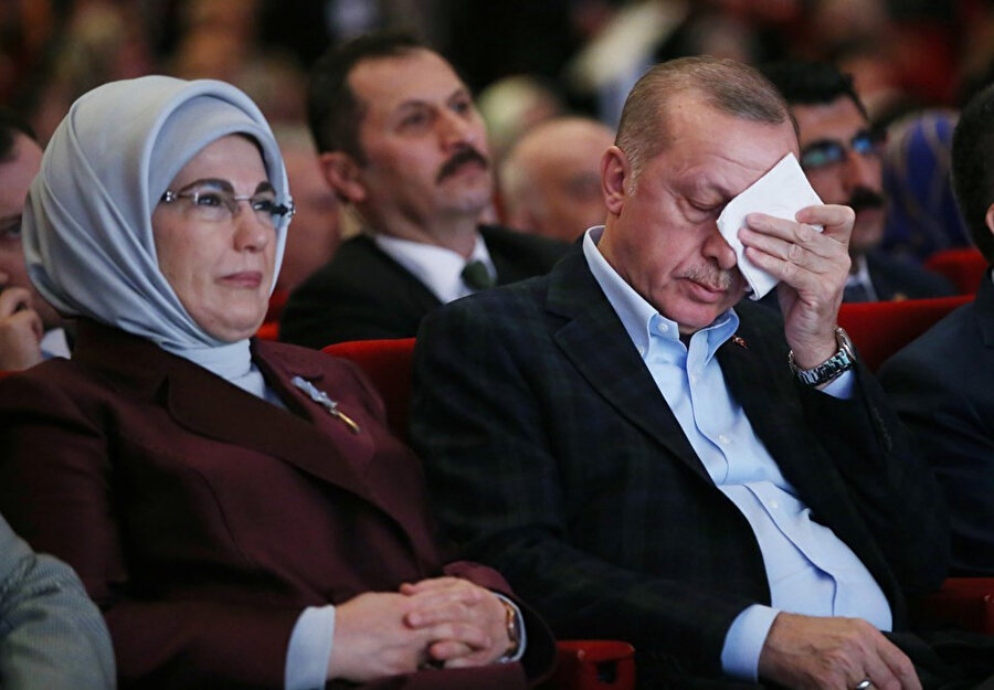 Cumhurbaşkanı Erdoğan eşi Emine Erdoğan ile birlikte katıldığı programda, şehit anneleri ve şehit kadınlarla ilgili sunum esnasında duygusal anlar yaşadı.