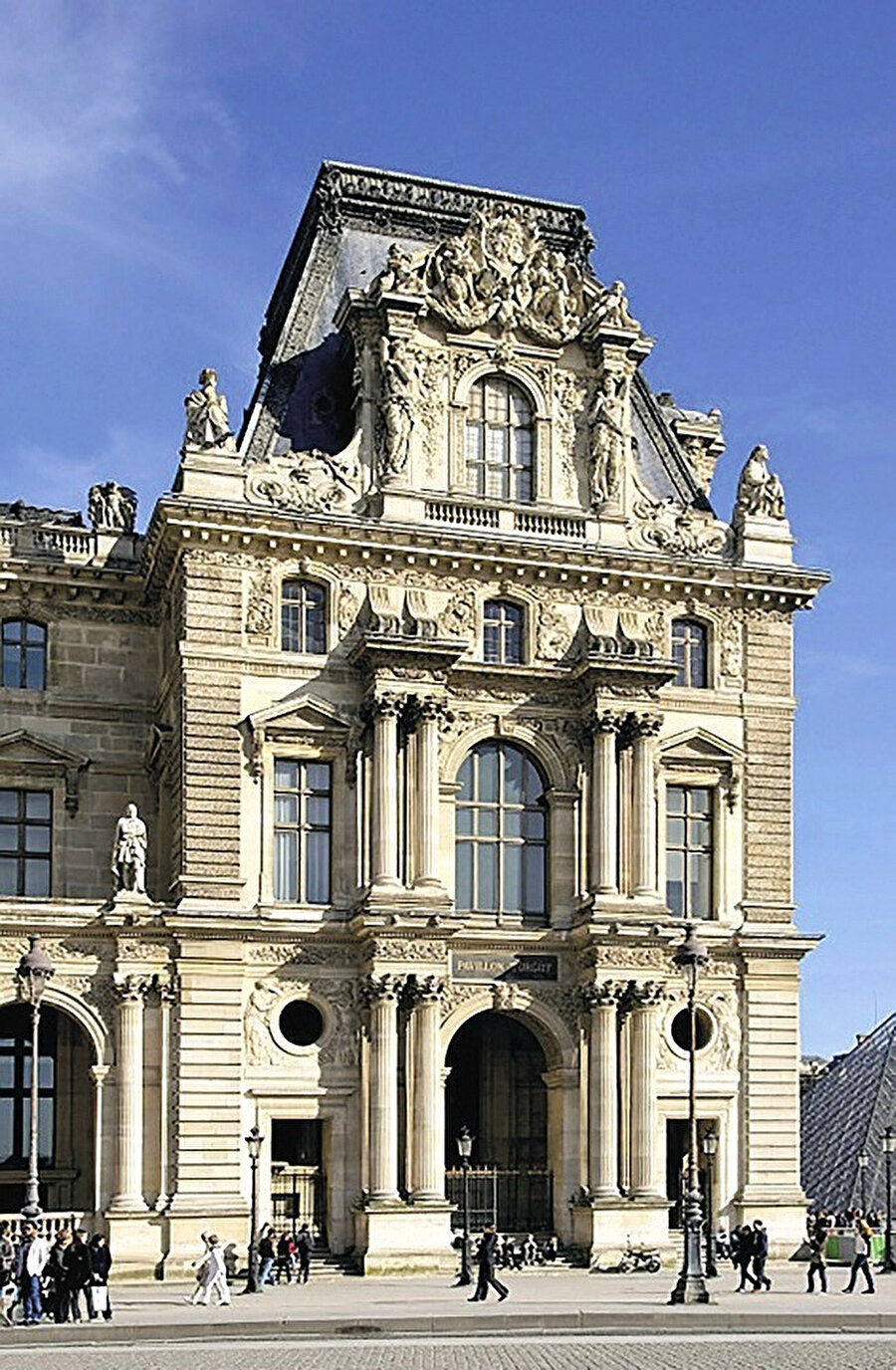 Louvre Sarayı