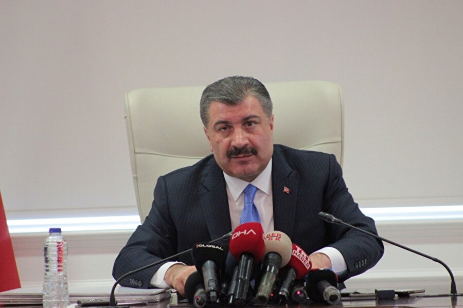 Sağlık Bakanı Fahrettin Koca açıklamalarda bulunurken