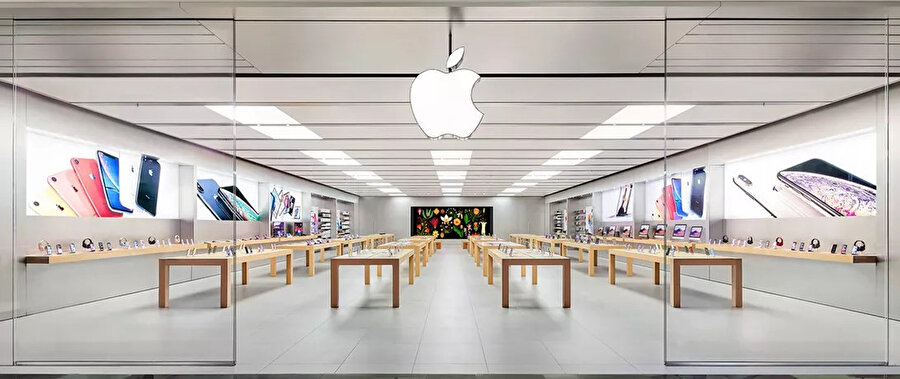 Apple mağazalarında insanlar arasındaki mesafenin artırılması için gerekli yapılandırmalar yapılıyor. 