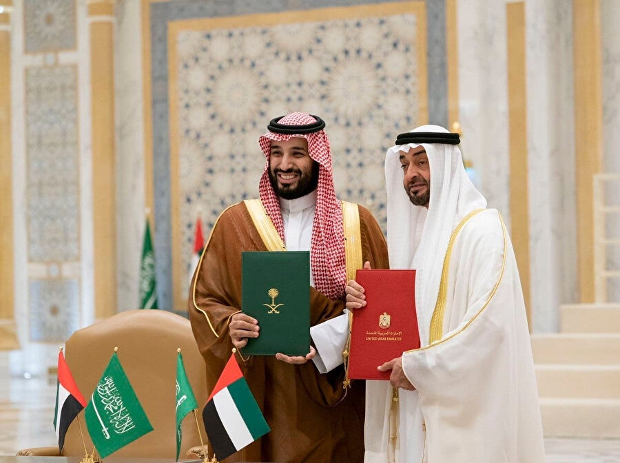 Birleşik Arap Emirlikleri (BAE) Veliaht Prensi Muhammed bin Zayed El Nahyan, Suudi Veliaht Prens Muhammed bin Selman'la birlikte objektiflere poz veriyor.