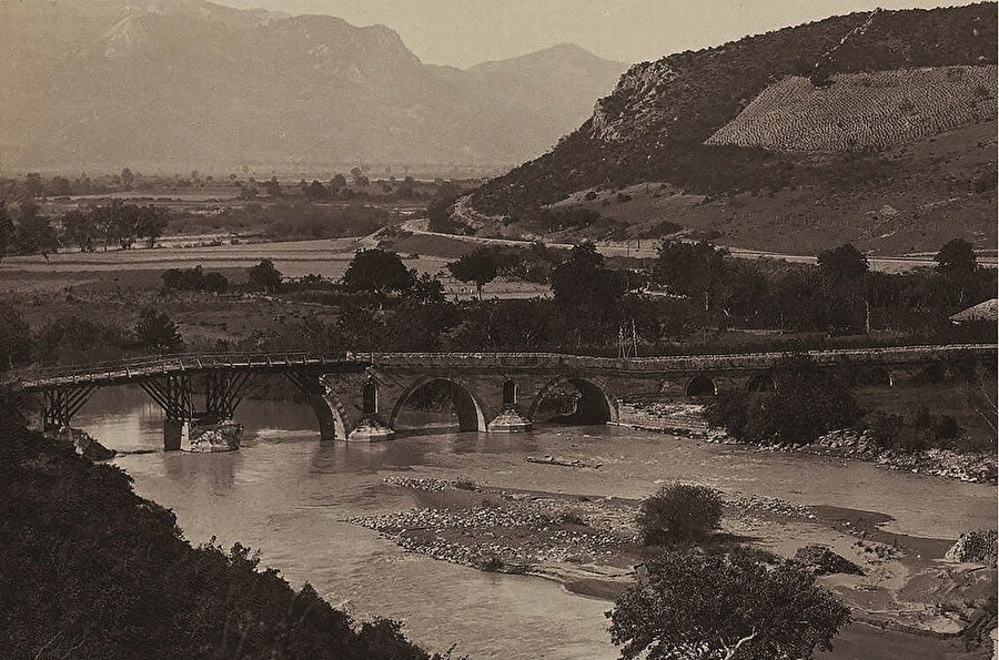 Sakarya Nehri, Eskişehir’de doğuyor ve bugün adını verdiği Sakarya’dan Karadeniz’e dökülüyor.