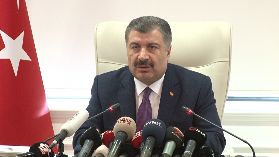Sağlık Bakanı Fahrettin Koca açıklamalarda bulunurken