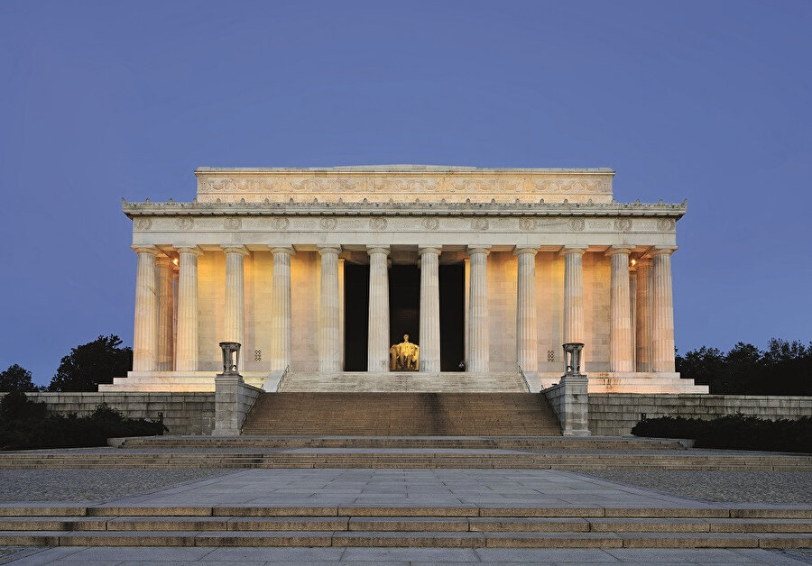 Lincoln Anıtı, ABD'nin başkenti Washington'da Başkan Abraham Lincoln'ın anısına yapılmış anıttır. Hoşgörü, doğruluk ve kararlılığı simgeler.