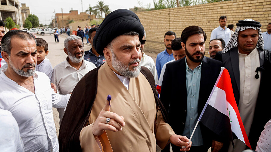 Şii lider Mukteda es-Sadr, 2018 seçimlerinde oy kullandıktan sonra destekçileriyle birlikte görülüyor.