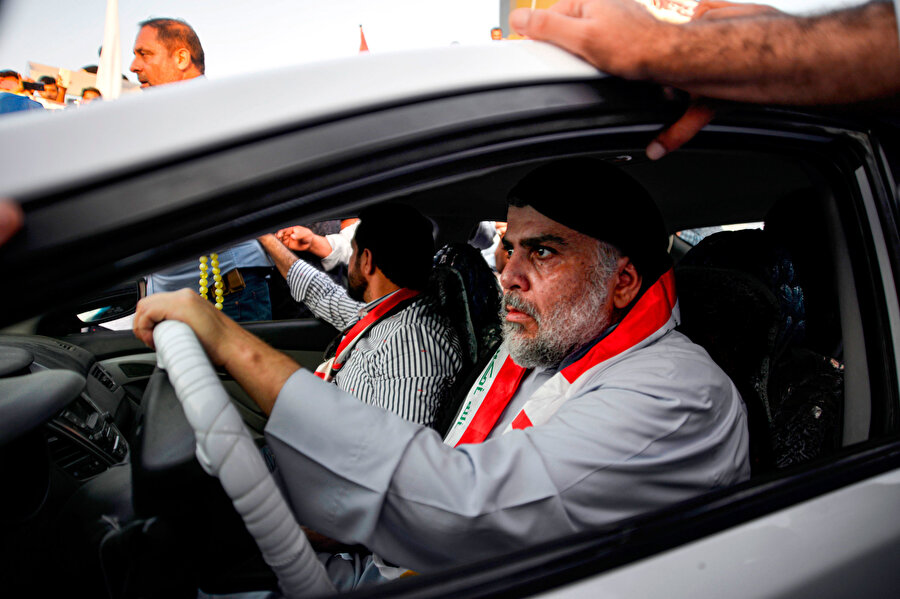 Şii lider Mukteda es-Sadr hükümet karşıtı gösterilere katılmak üzere arabasıyla ilerlerken görülüyor. ( 29 Ekim, 2019.) 