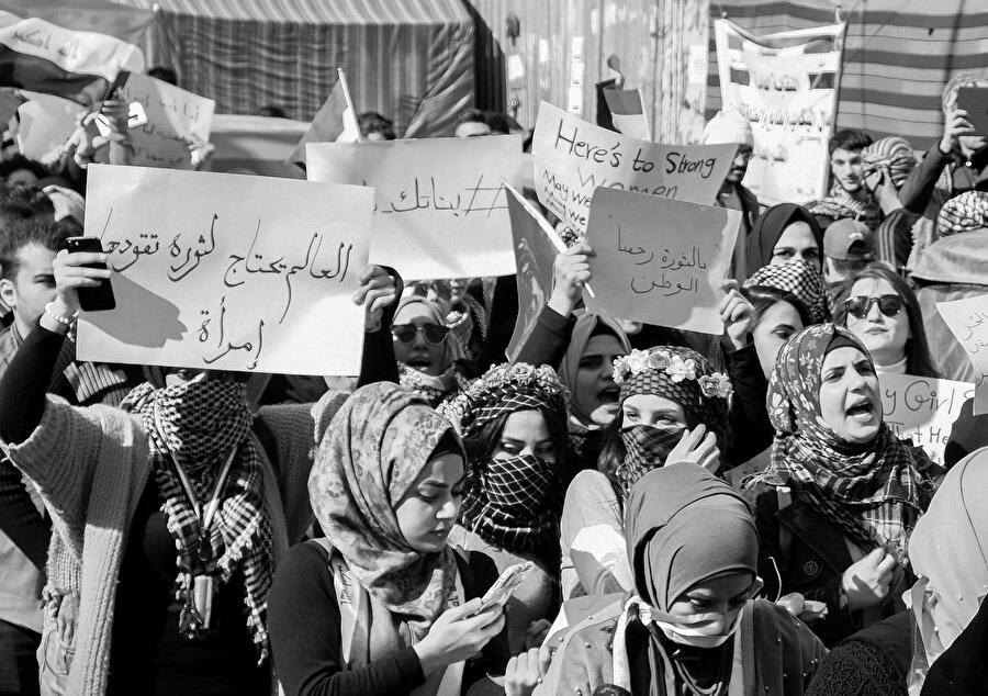 Sadr’a karşı protesto gösterisi düzenleyen kadınlar.