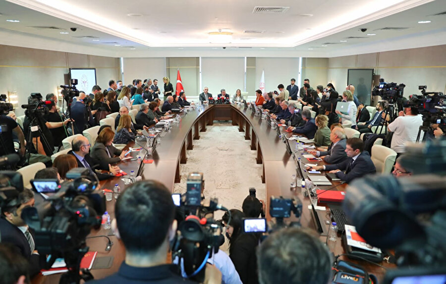 Toplantı sonrası yapılan basın toplantısı